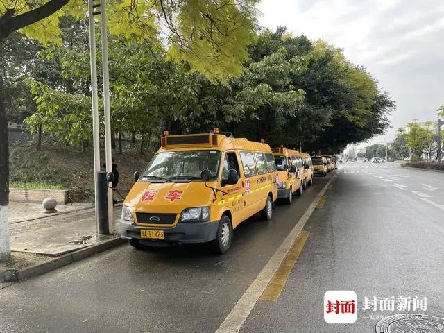 檢查校車安全、上開學(xué)前安全課 成都交警護(hù)航平安上學(xué)路
