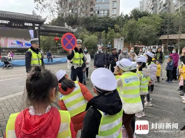 檢查校車安全、上開學(xué)前安全課 成都交警護(hù)航平安上學(xué)路