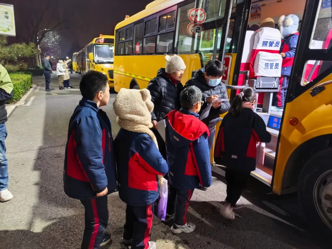 人文關懷|暖心校車進校園 鋪就平安求學路