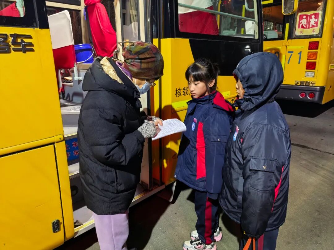 人文關懷|暖心校車進校園 鋪就平安求學路