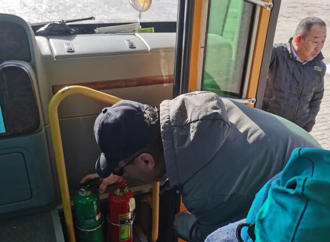 阿巴嘎旗教育局聯合旗公安交管大隊開展校車安全檢查