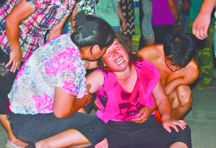 “校車”軋過(guò)3歲男童 校車司機(jī)駕車離去