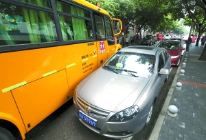 渝北第三實驗小學校長請求：你的車別亂停，讓孩子們參加晨讀吧