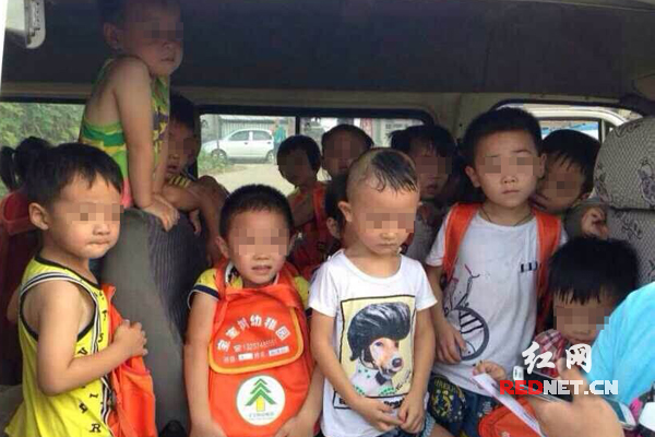 (網友發圖曝長沙一幼兒園黑校車超載)