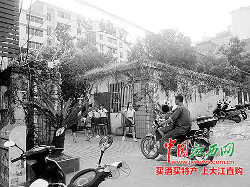 家長騎車送孩子上幼兒園