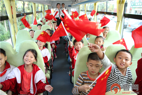 平度校車開展“迎十一 祝福偉大祖國 ”活動