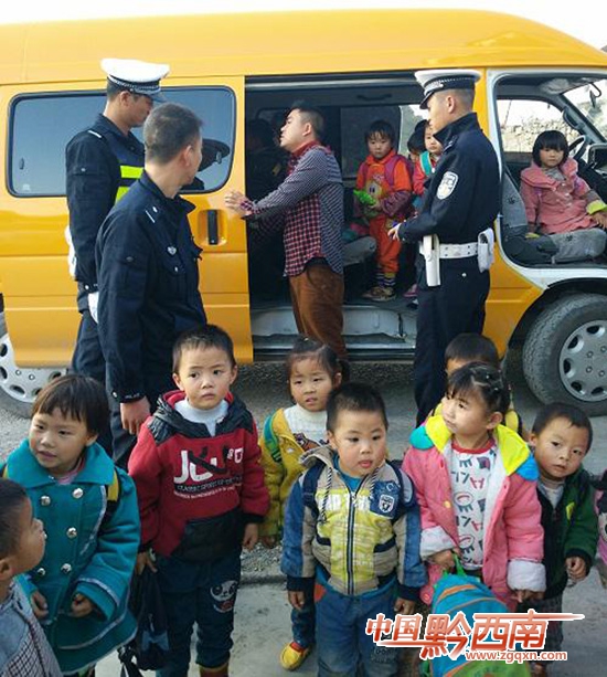 “黑校車(chē)”違法營(yíng)運(yùn)超載兒童 危險(xiǎn) 民警嚴(yán)執(zhí)法送兒童安全回家 點(diǎn)贊