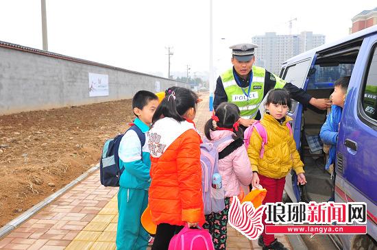 臨沂交警查扣6輛超載黑校車 市民:黑校車滾出去