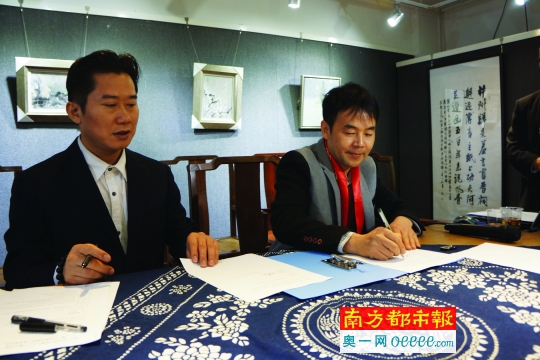 葉光榮(右)在設立葉光榮詩歌獎協議上鄭重地簽下自己的名字。通訊員 周崇賢 攝