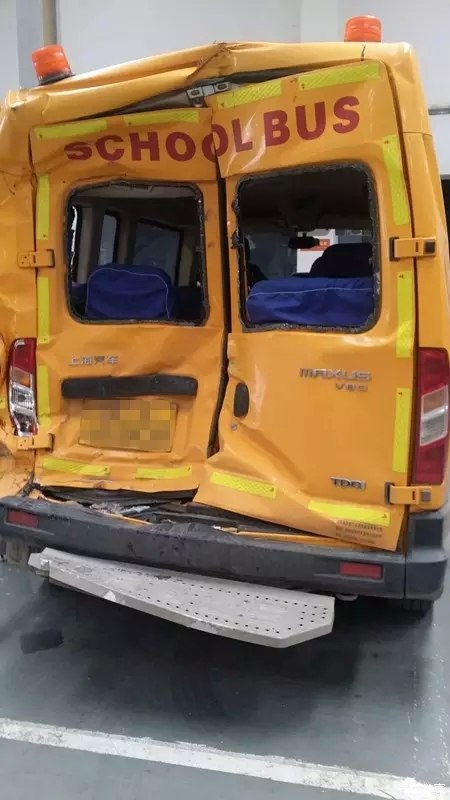 從一張被追尾的校車圖片再談校車安全