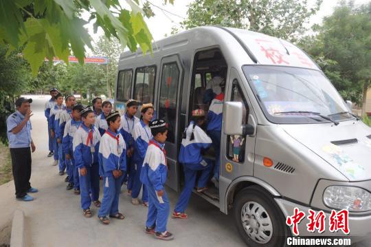 孩子乘校車(chē)回家。有了校車(chē)以后，村里面孩子的入學(xué)率和升學(xué)率都也高了，孩子的成績(jī)也有了提高。 崔志堅(jiān) 攝