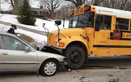 美國校車為什么安全性更高？