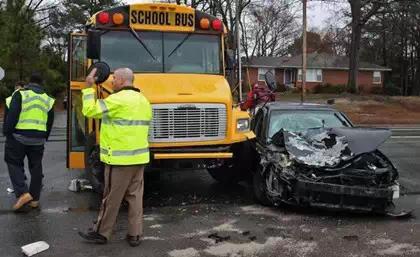 美國校車為什么安全性更高？