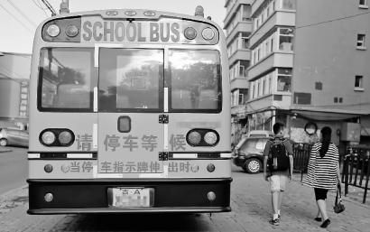 停在街邊的校車。隨著新學期的開始，很多家長發現校車被取消了 新文化記者 孫立國 攝 