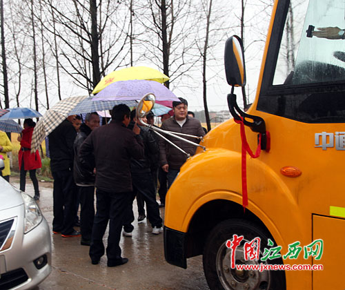 昨日下午1時許，6輛校車被攔截在藍田宋家路段的岔道上。其中一輛校車載著17名學生和1名老師，最后由警方派車把人轉運。下午1時38分，一輛贛L56260校車也被攔截，車上有師生19人。數十名攔車人員稱，校車把他們班線的客源搶了，股東們才自發組織起來攔截校車。