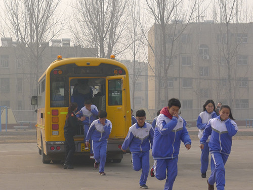 校車安全大講堂走進平邑   安心校車攜手宇通護春蕾