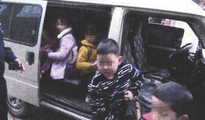 交警檢查，車內挨個走出15個小學生。