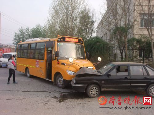 駕車撞擊校車后棄車跑了