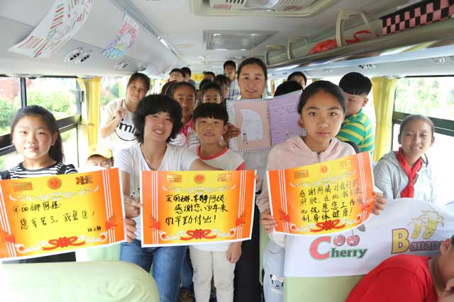 校車司機的“畢業典禮”——溫馨一幕