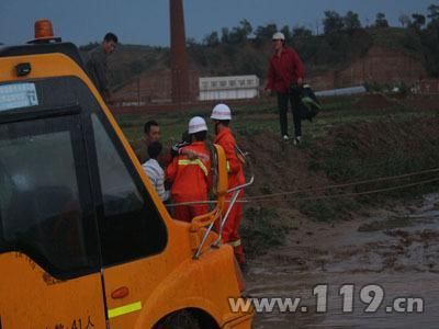 內蒙古校車被困泥水中，消防官兵助理脫困