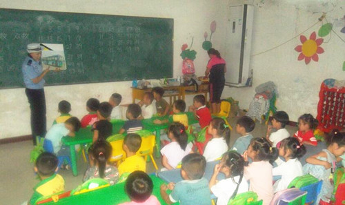 雞澤交警深入幼兒園督導校車安全