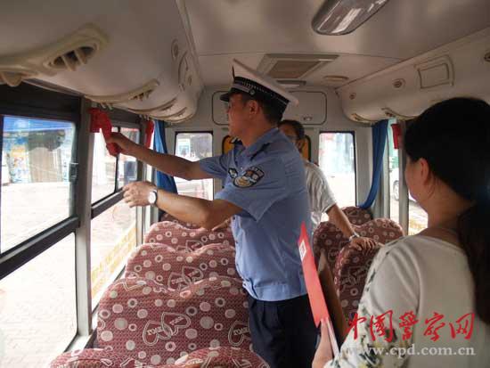 黃石下陸交警對轄區校車進行集中大“體檢”