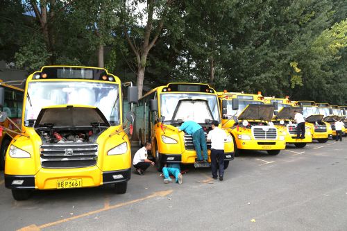 交運(yùn)溫馨校車城陽分公司聯(lián)合修理分公司檢查車輛狀況