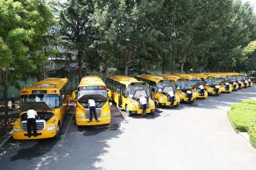 交運(yùn)溫馨校車城陽分公司駕駛員進(jìn)行車輛檢查