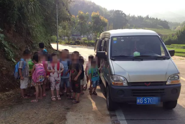 三明查獲一輛黑“校車” 7人座竟擠進20個學生