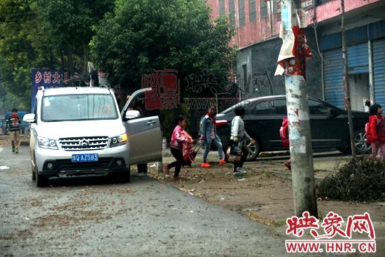 正在接送孩子的面包車