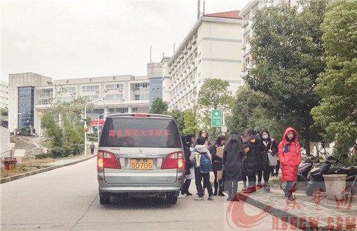 “校車(chē)”涉嫌非法營(yíng)運(yùn)被查獲　超員接送大學(xué)生