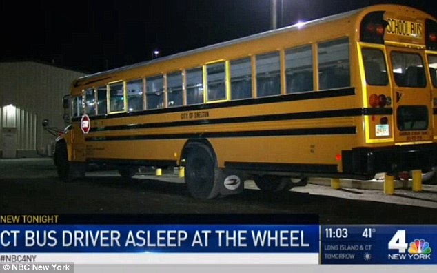太膽大！校車司機開著車打盹嚇壞學生