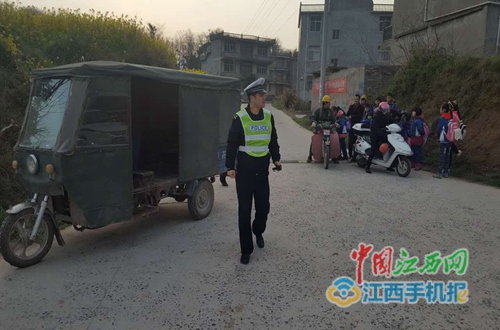 彭澤交警查獲一假“校車” 車內塞有15個小孩