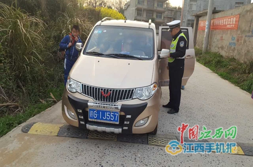彭澤交警查獲一假“校車” 車內塞有15個小孩