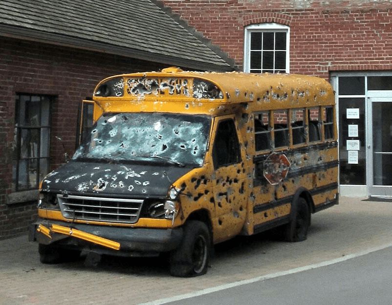 校車(chē)被蒙面小哥掃成馬蜂窩