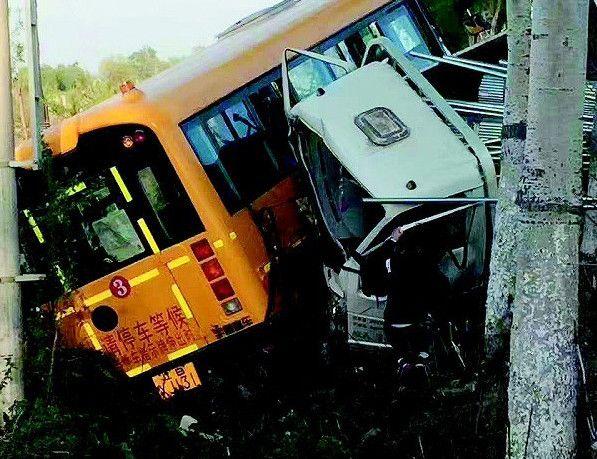大連：幼兒園校車與大貨車慘烈相撞 校車內學生無一人死亡