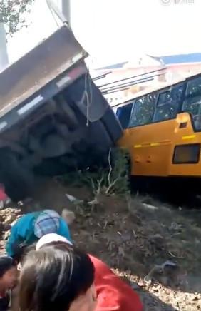 大連：幼兒園校車與大貨車慘烈相撞 校車內學生無一人死亡