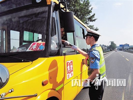 四川內江：讓孩子安全上學平安回家 市中區集中整治校車安全