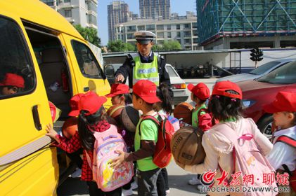 超員100%！山東聊城金色童年幼兒園校車被查