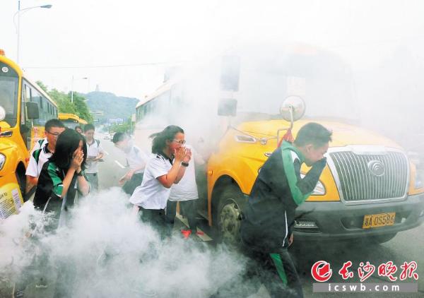 學生上下校車,家長可實時監(jiān)控