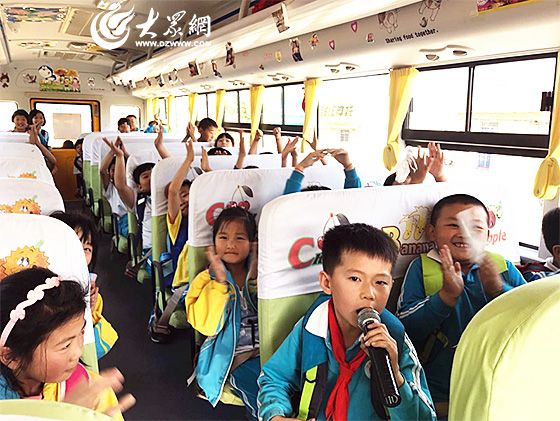 交運(yùn)溫馨校車伴學(xué)生歡度六一兒童節(jié)