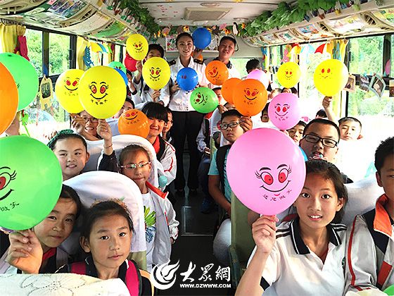 交運(yùn)溫馨校車伴學(xué)生歡度六一兒童節(jié)