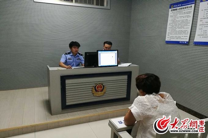 山東棗莊女司機開黑校車上路 核載8人竟塞20人