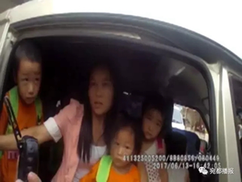 河南方城一黑校車超員100% 司機醉駕拒絕接受檢查