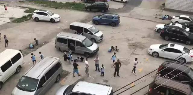 杭州蕭山某地黑校車被曝光！小車塞進26個人，孩子好像疊羅漢