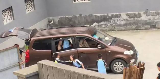 杭州蕭山某地黑校車被曝光！小車塞進26個人，孩子好像疊羅漢