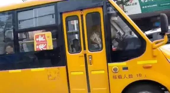 杭州蕭山某地黑校車被曝光！小車塞進26個人，孩子好像疊羅漢