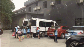 杭州蕭山某地黑校車被曝光！小車塞進26個人，孩子好像疊羅漢