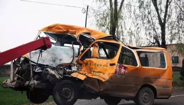 杭州蕭山某地黑校車被曝光！小車塞進26個人，孩子好像疊羅漢