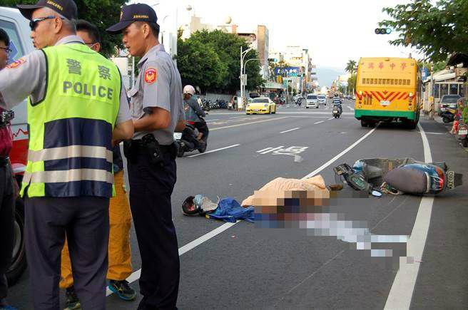 臺(tái)灣一校車(chē)與機(jī)車(chē)相撞 機(jī)車(chē)男被卷入車(chē)下輾過(guò)當(dāng)場(chǎng)死亡